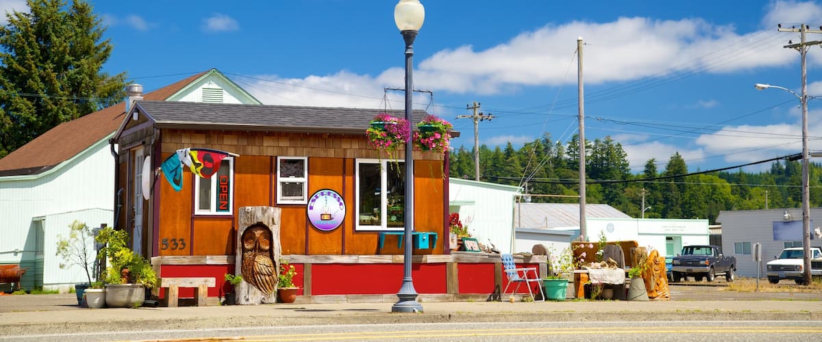 Reedsport which includes street scenes