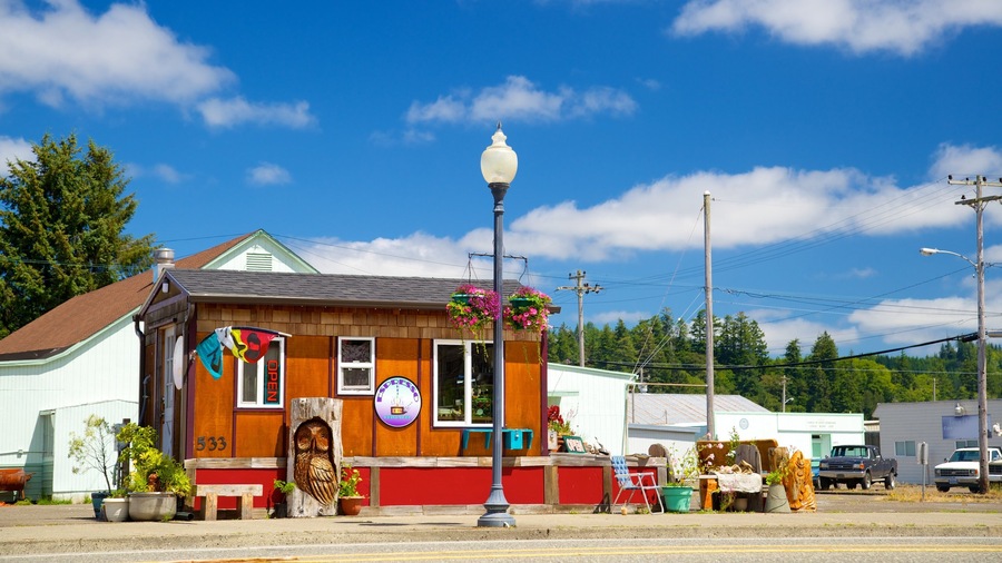 Reedsport which includes street scenes
