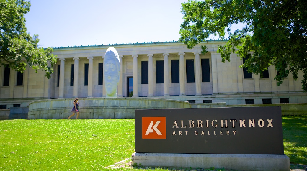 Albright-Knox Art Gallery mostrando un parque, arte y señalización