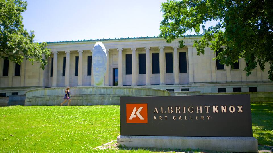 Albright-Knox Art Gallery ofreciendo señalización, jardín y arte