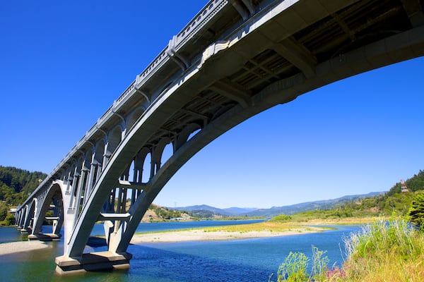 Patterson Bridge johon kuuluu silta ja joki tai puro