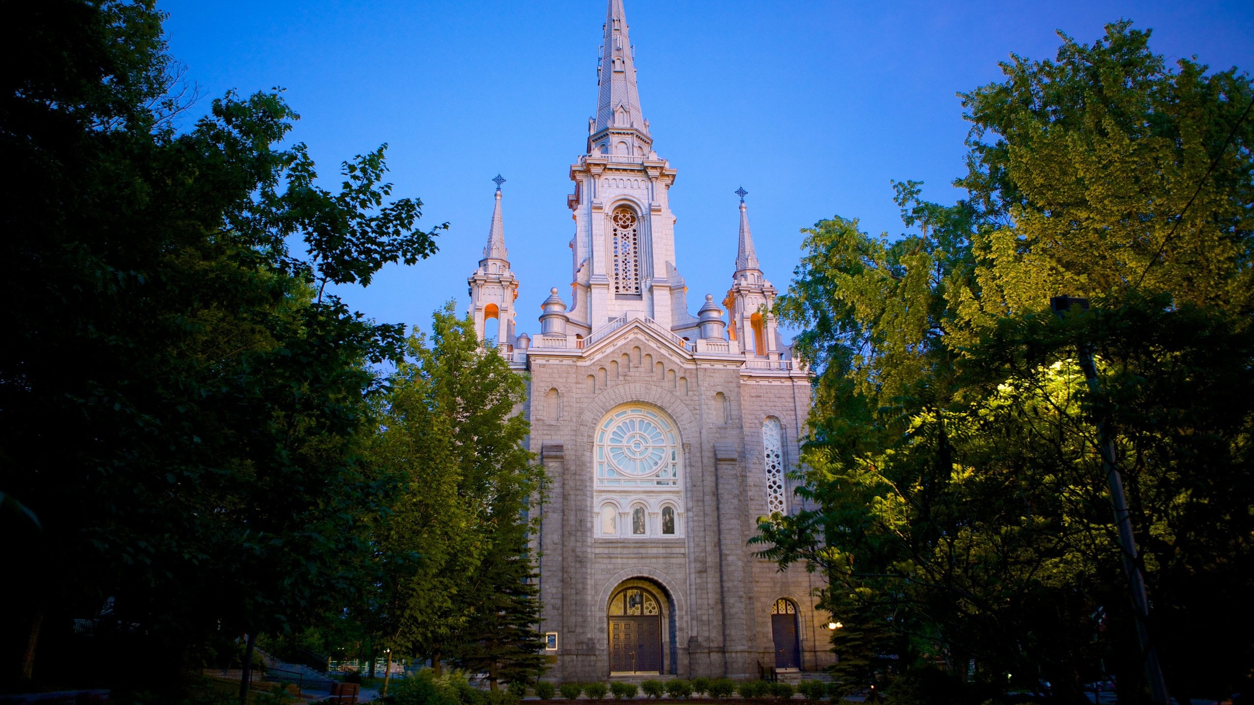 Sherbrooke showing religious elements, a church or cathedral and heritage architecture