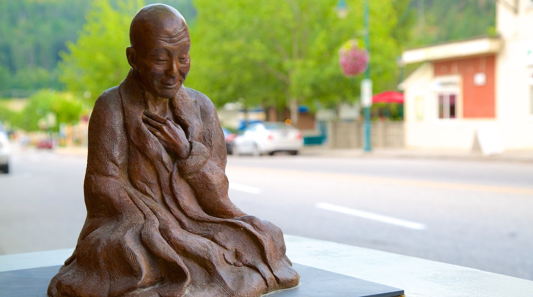 Castlegar que incluye imágenes de calles y una estatua o escultura