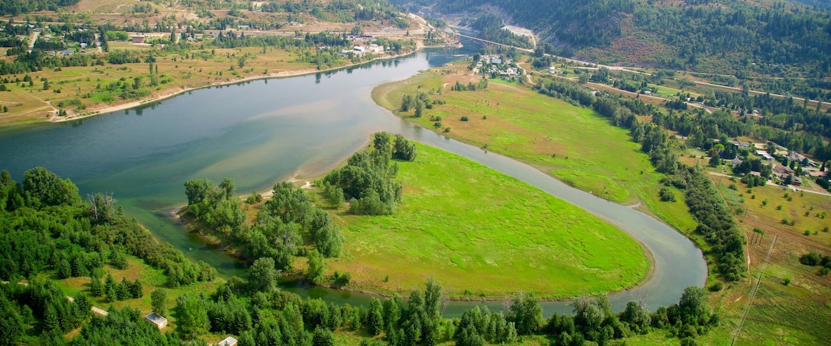 Castlegar showing a river or creek