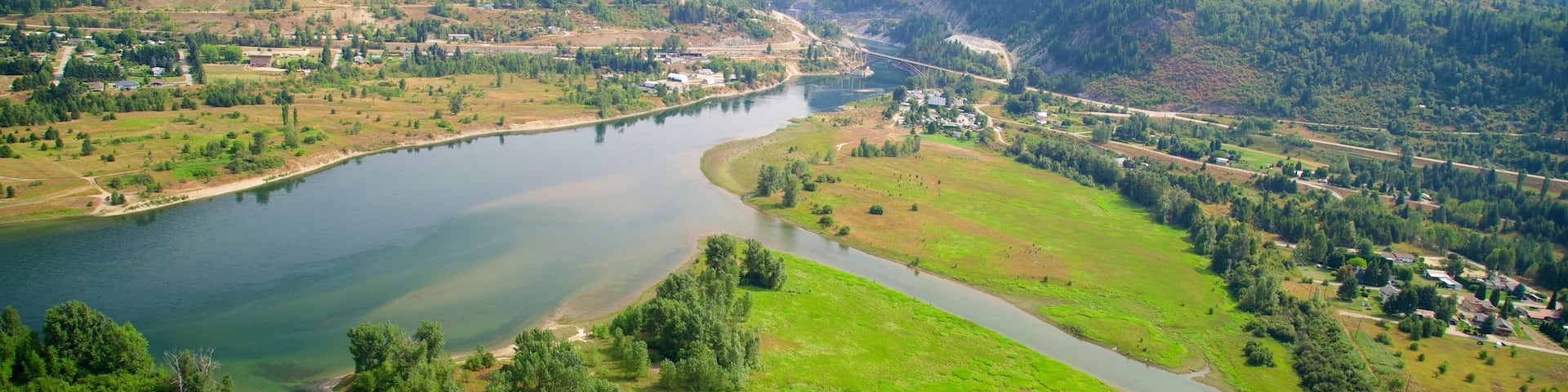 Castlegar showing a river or creek