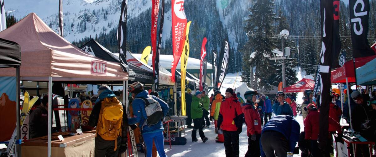 激流滑雪渡假村 呈现出 下雪 和 山 以及 一大群人