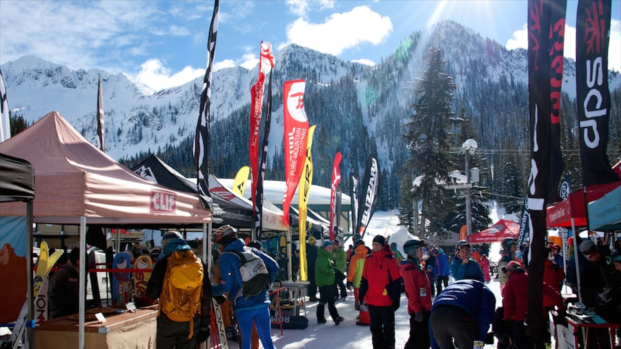 Whitewater Ski Resort ofreciendo nieve y montañas y también un grupo grande de personas