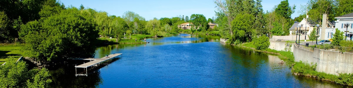 Kemptville mit einem See oder Wasserstelle