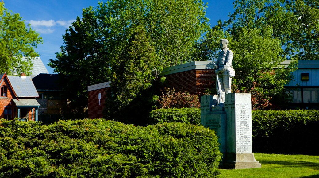 Kemptville ofreciendo un jardín y una estatua o escultura