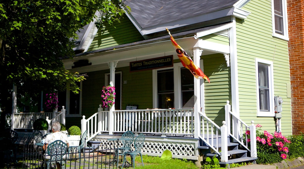 Bromont showing a house