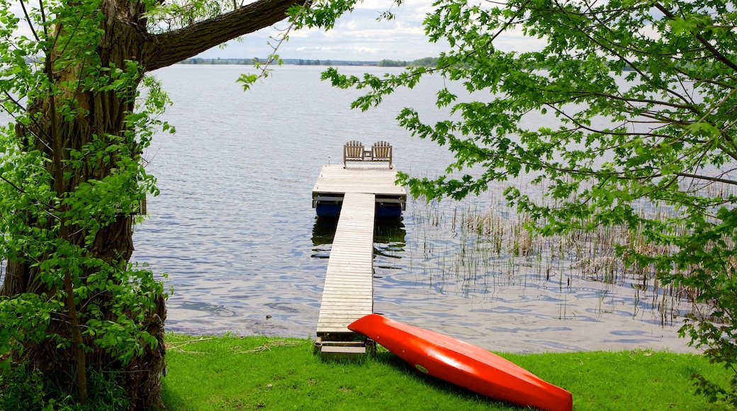 St. Lawrence Islands National Park showing a lake or waterhole