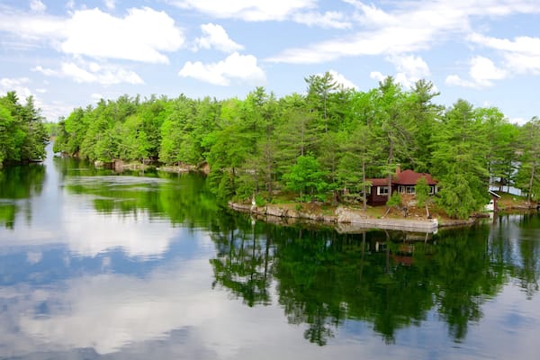 Parc national de St Lawrence Islands qui includes scĂšnes forestiĂšres et riviĂšre ou ruisseau