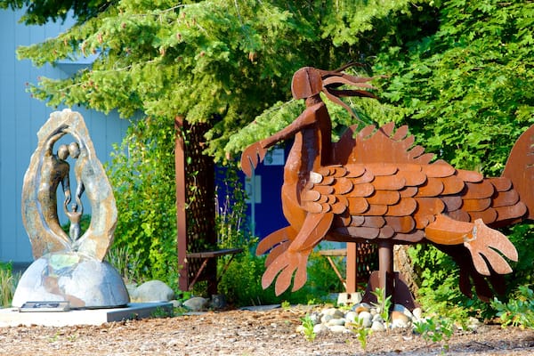 Kootenay Gallery welches beinhaltet Outdoor-Kunst und Statue oder Skulptur