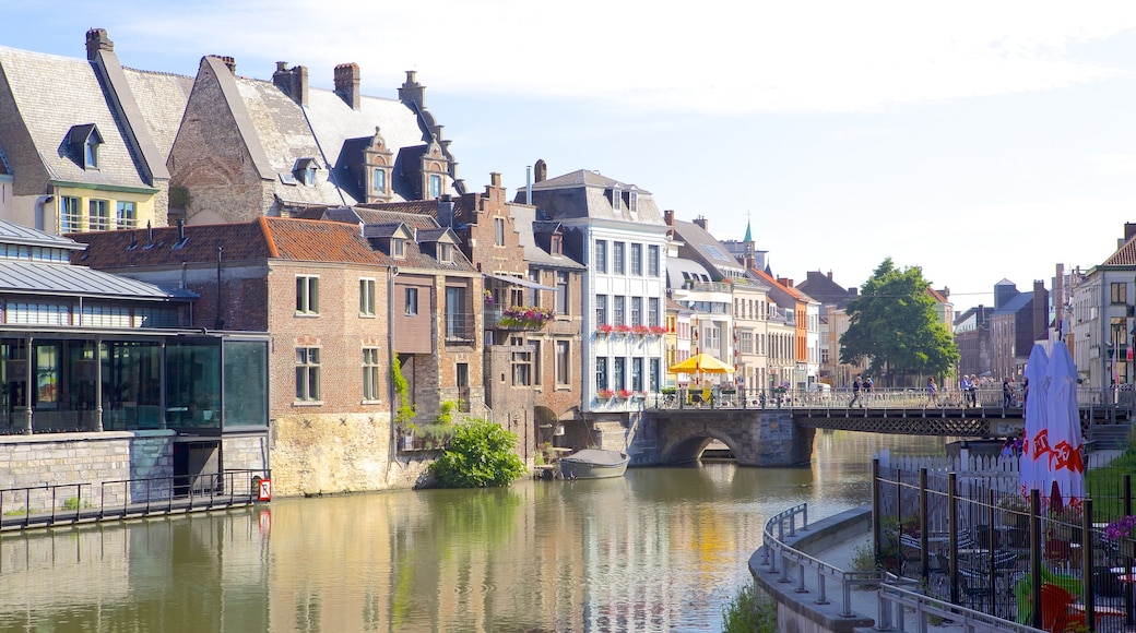 Gent inclusief een brug, historische architectuur en een klein stadje of dorpje