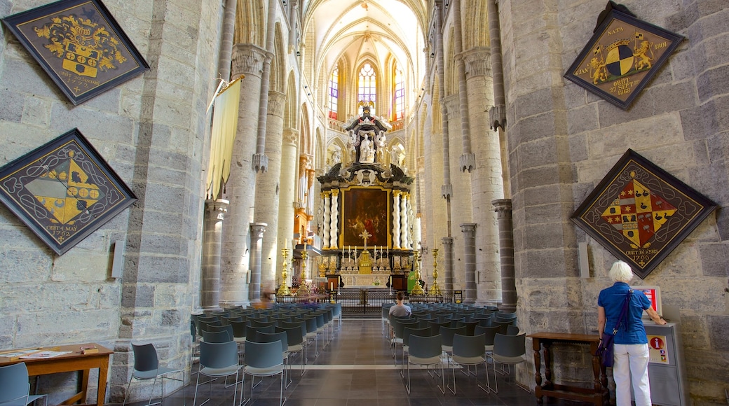 Iglesia de San Nicolás que incluye vistas interiores, una iglesia o catedral y aspectos religiosos