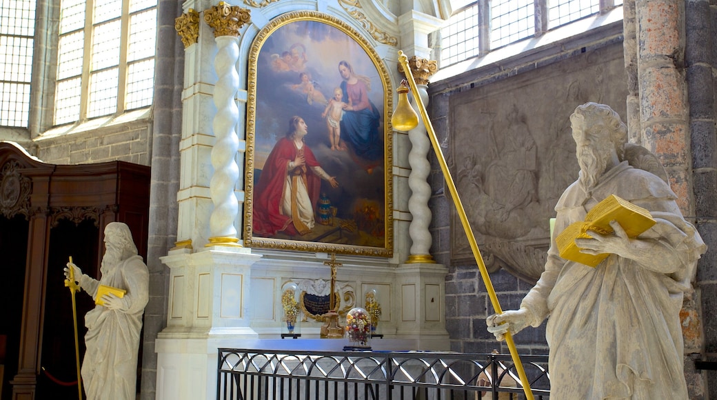 St.-Nikolaus-Kirche welches beinhaltet Kirche oder Kathedrale, Innenansichten und religiöse Elemente