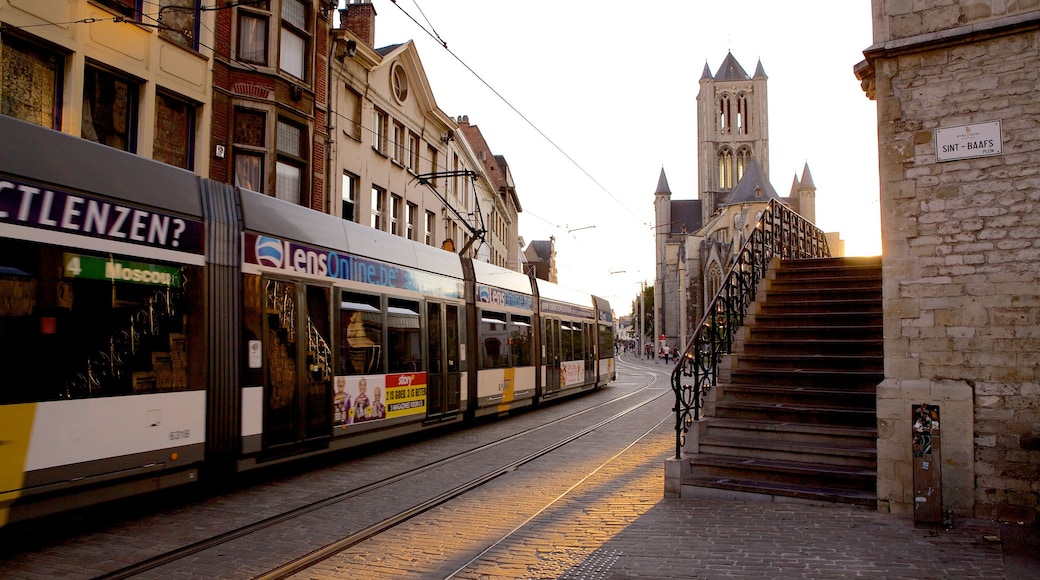 Iglesia de San Nicolás mostrando elementos ferroviarios, una ciudad y arquitectura patrimonial