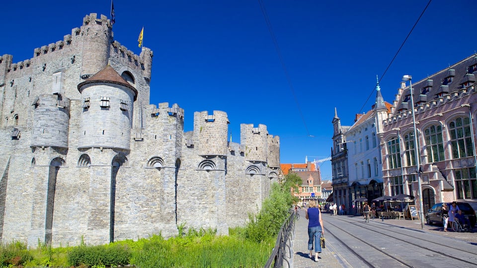 Gravensteen toont historische architectuur en een kasteel