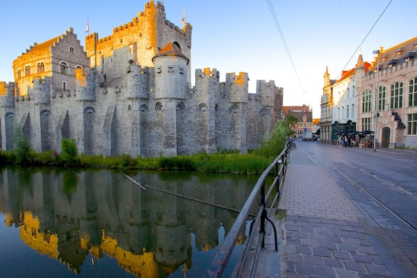 Château des comtes de Flandre montrant château ou palais, patrimoine architectural et scènes de rue