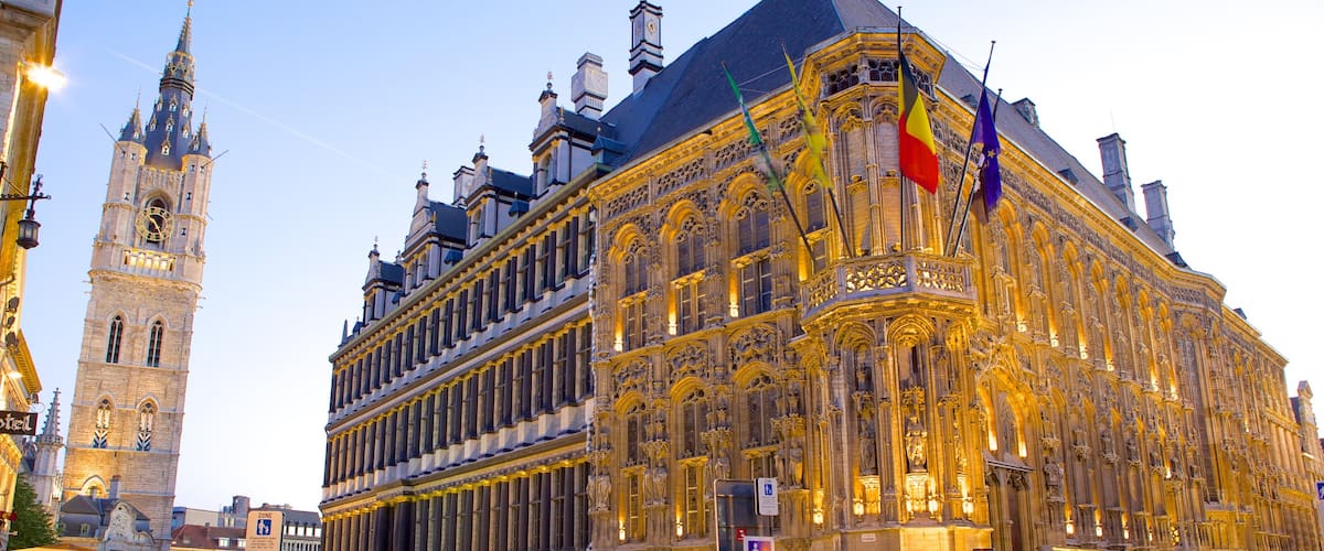 Stadhuis van Gent inclusief straten, een zonsondergang en historische architectuur