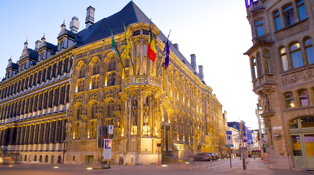 Municipio di Gand mostrando tramonto, architettura d\'epoca e edificio amministrativo