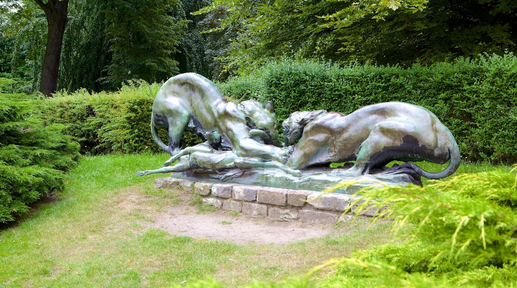 Parque Ciudadela mostrando una estatua o escultura, arte al aire libre y un jardín