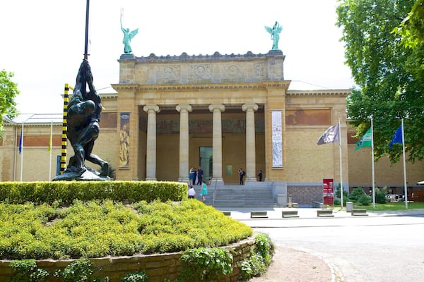 Citadelpark mit einem historische Architektur, Park und Statue oder Skulptur
