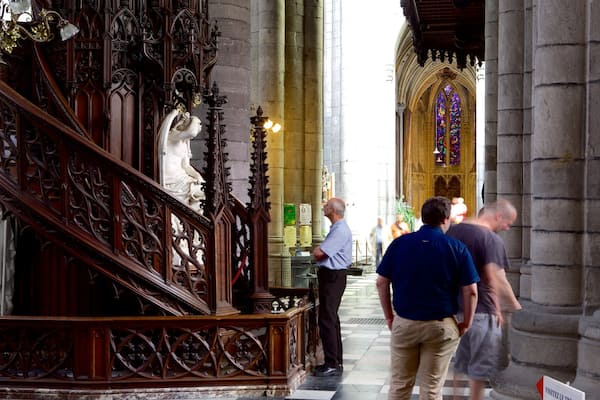 Cathédrale de Liège qui includes église ou cathédrale, aspects religieux et vues intérieures