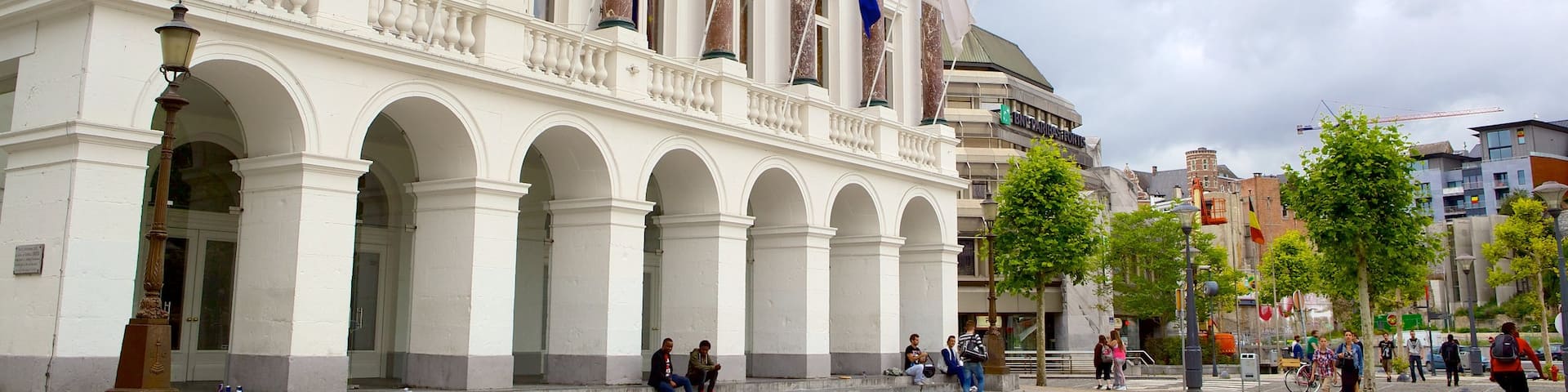 Opera Royal de Wallonie das einen Straßenszenen und Kleinstadt oder Dorf
