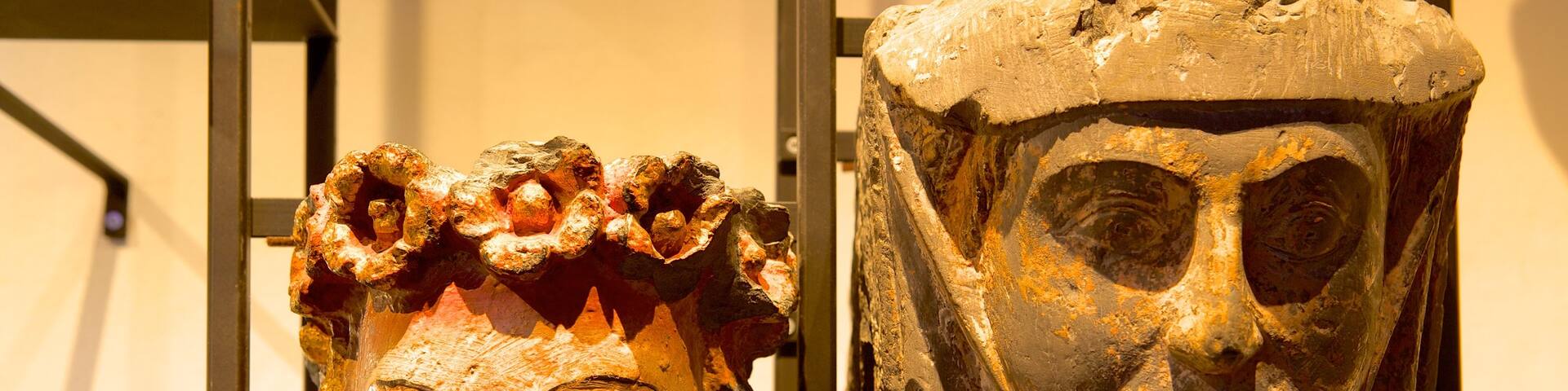 STAM Stadtmuseum Gent mit einem Innenansichten und Statue oder Skulptur