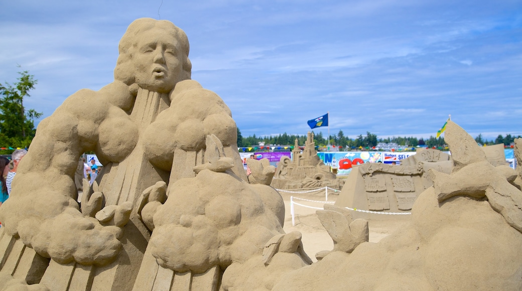 Parksville Beach showing outdoor art and a sandy beach