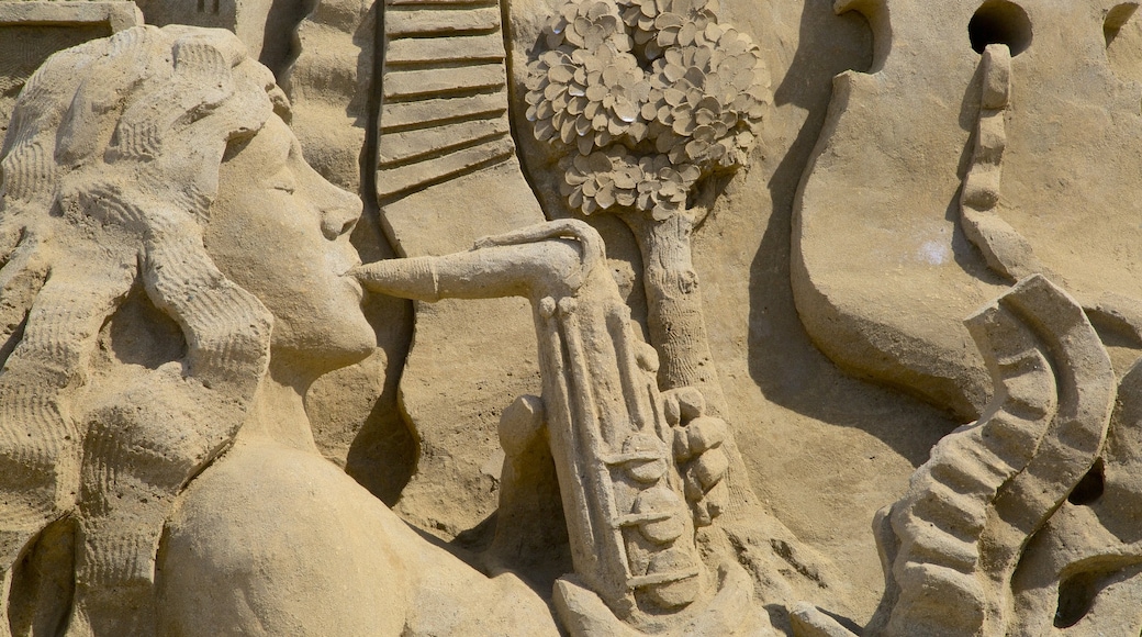 Parksville Beach showing outdoor art and a sandy beach