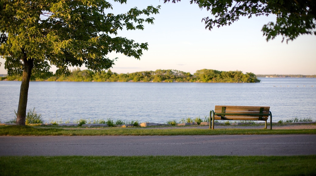 Orillia ofreciendo un río o arroyo