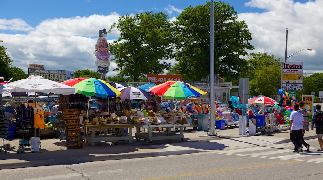 Wasaga Beach showing street scenes and markets