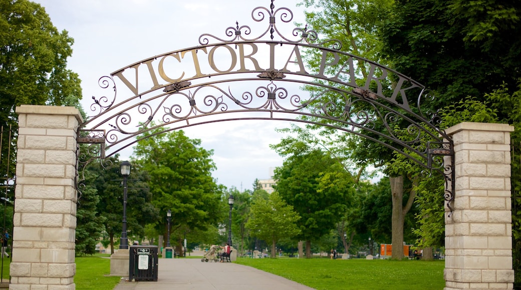 Parque Victoria, London, Ontario, Canadá ofreciendo señalización y un parque