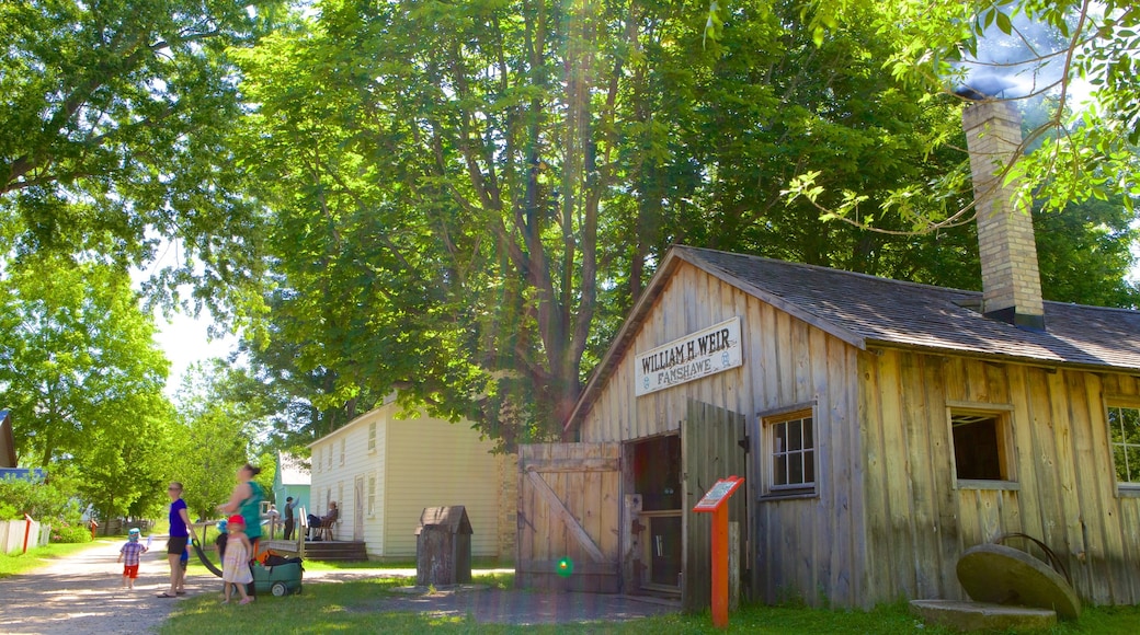 Fanshawe Pioneer Village che include architettura d\'epoca, strade e piccola città o villaggio