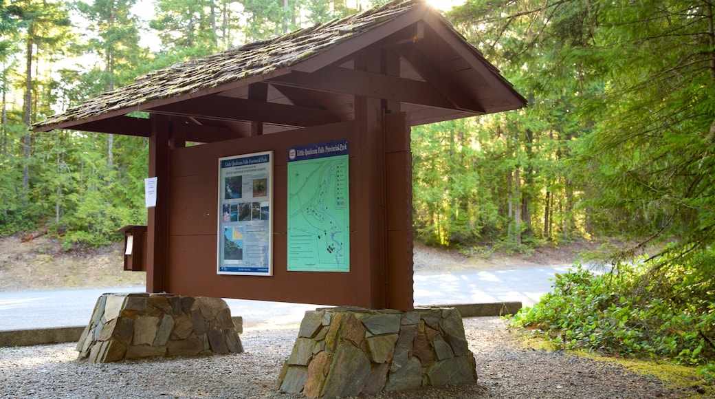 Parc provincial de Little Qualicum Falls montrant forêts et signalisation