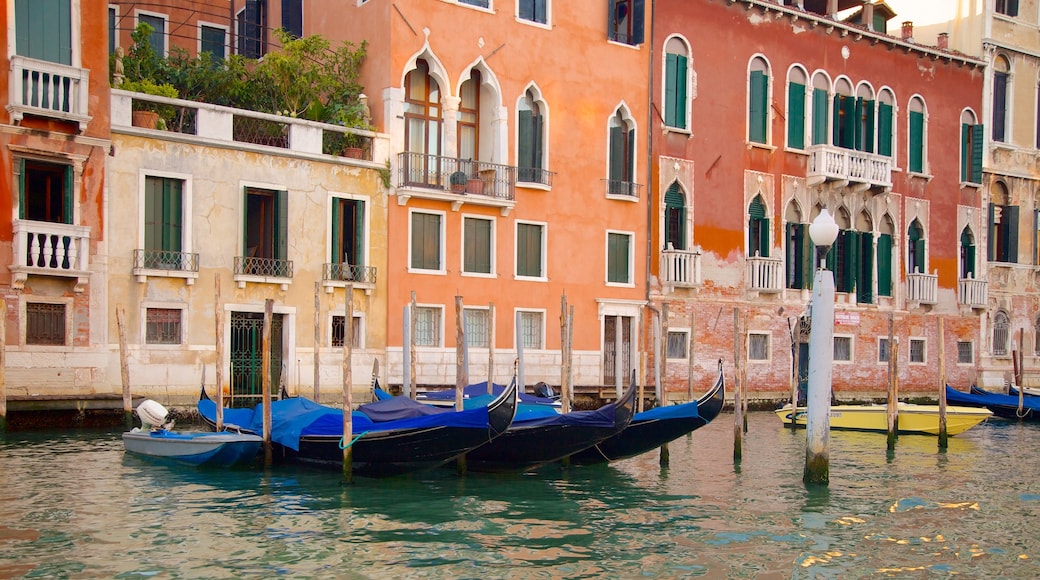 Canal Grande som visar historisk arkitektur och en stad