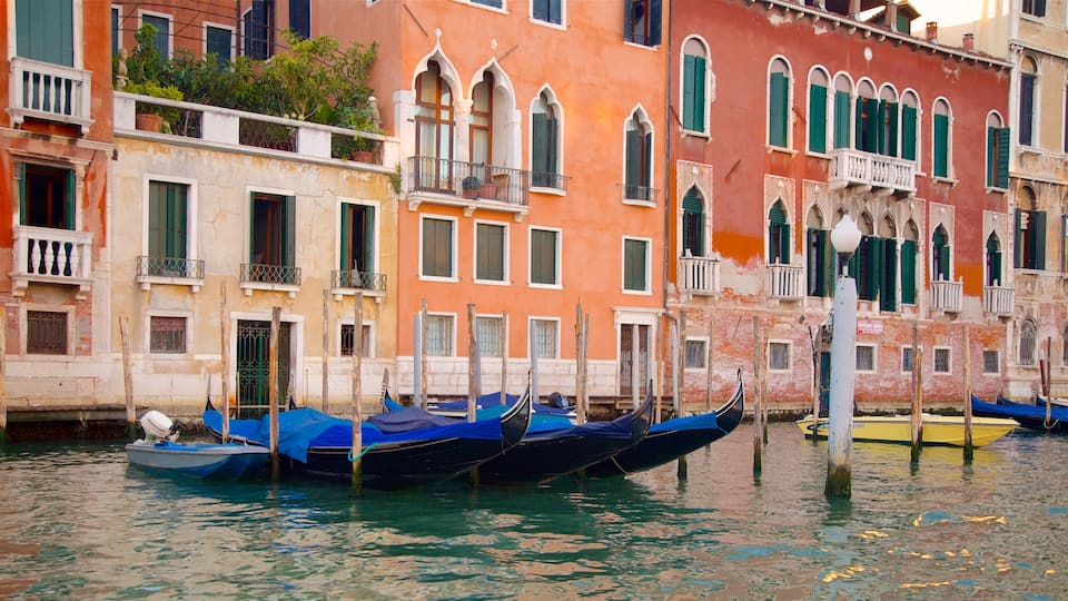 Grand Canal montrant ville et patrimoine architectural
