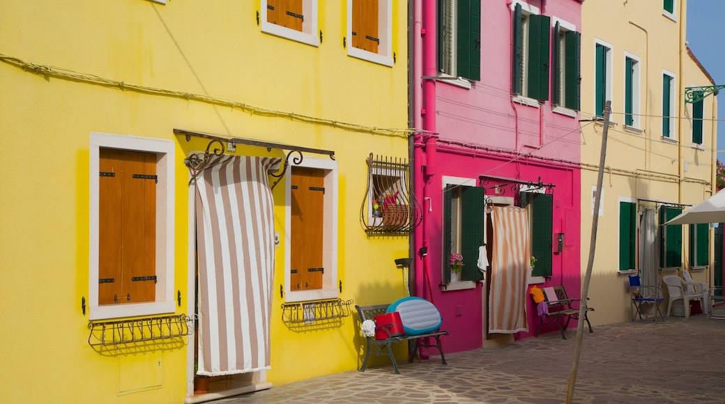 Burano showing a house and street scenes