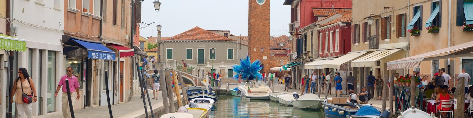 Murano som visar historisk arkitektur, en stad och en Ă„ eller flod