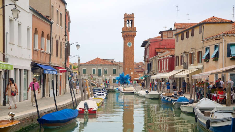 Murano og byder på historiske bygningsværker, en flod eller et vandløb og en by