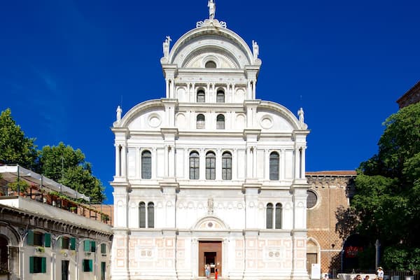 Castello ofreciendo una iglesia o catedral, aspectos religiosos y patrimonio de arquitectura