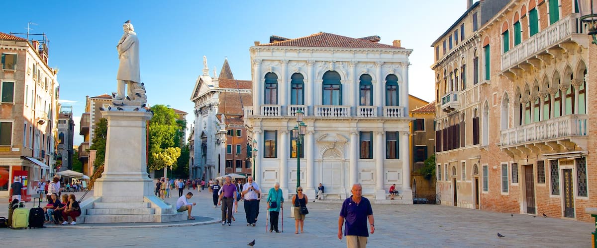 San Marco que incluye una estatua o escultura, un pueblo y una plaza
