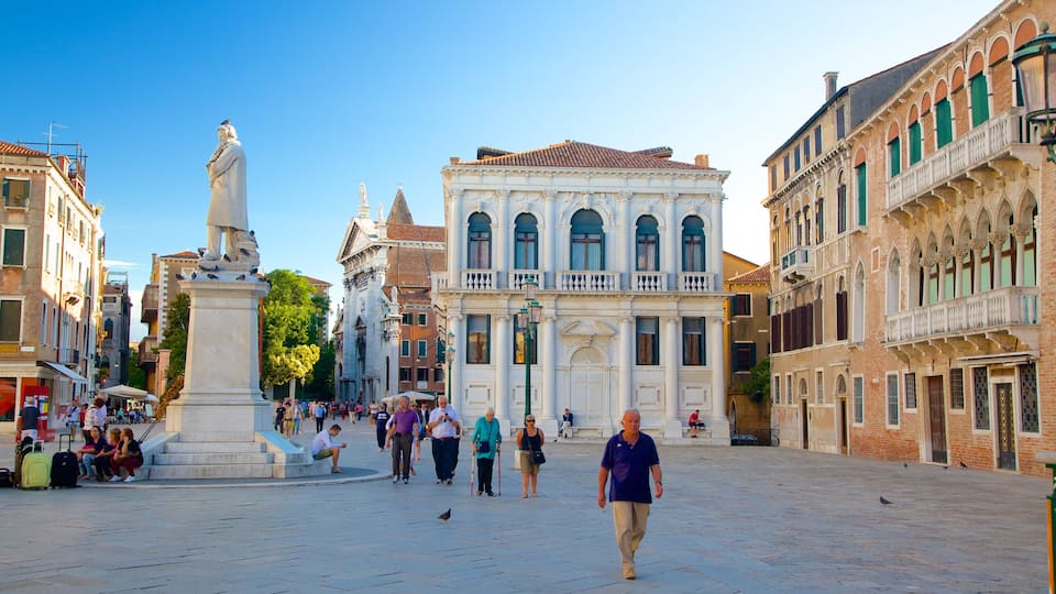 San Marco qui includes statue ou sculpture, square ou place et petite ville ou village