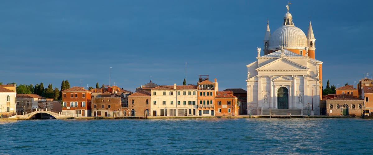 Dorsoduro featuring a coastal town and heritage architecture