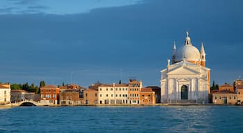 Dorsoduro featuring heritage architecture and a coastal town