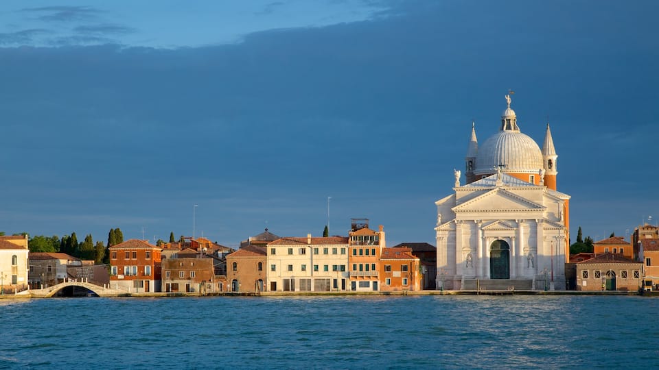 Dorsoduro caratteristiche di architettura d\'epoca e località costiera