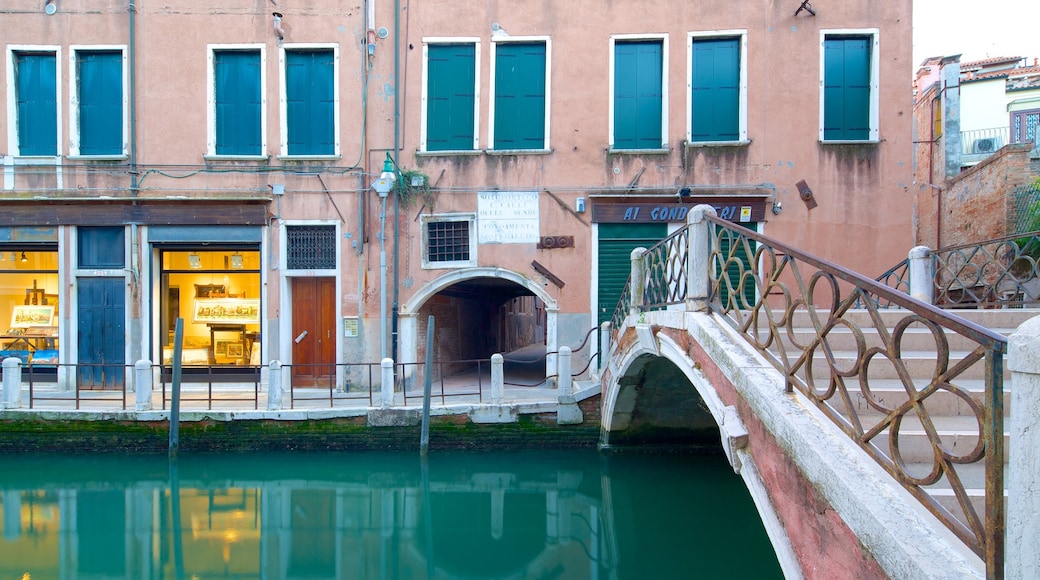 Dorsoduro mostrando ponte e fiume o ruscello
