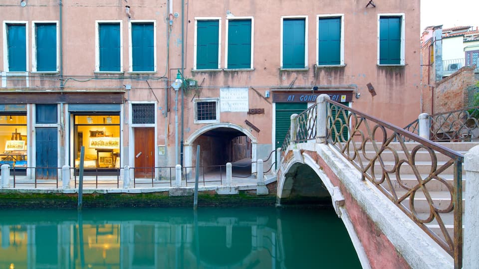 Dorsoduro mostrando ponte e fiume o ruscello